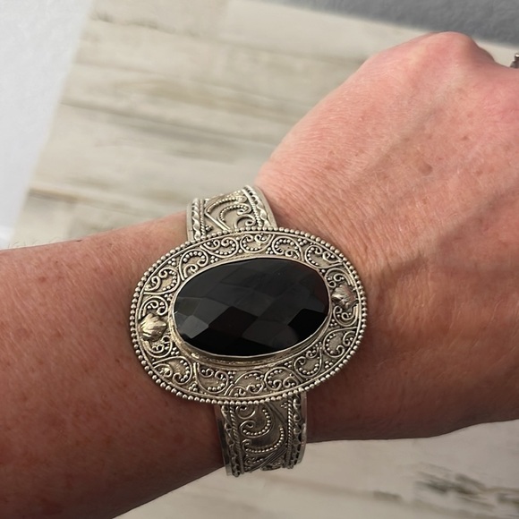 Beautiful Silver Onyx Cuff Bracelet. - Picture 5 of 7